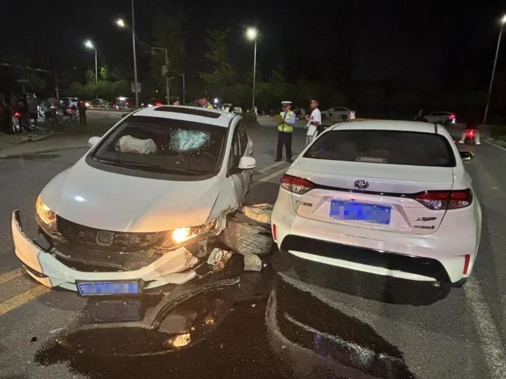 小轿车强行冲卡 执勤民警被顶行600多米 小轿车强行冲卡 执勤民警被顶行600多米