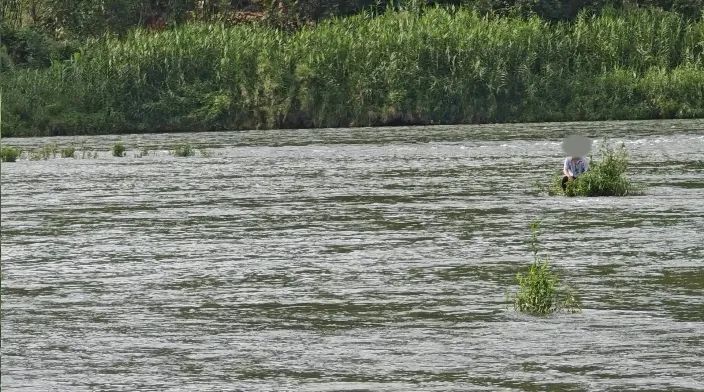 这下回不去了!男子钓鱼被困“孤岛”中央,进退两难...... 这下回不去了!男子钓鱼被困“孤岛”中央,进退两难......