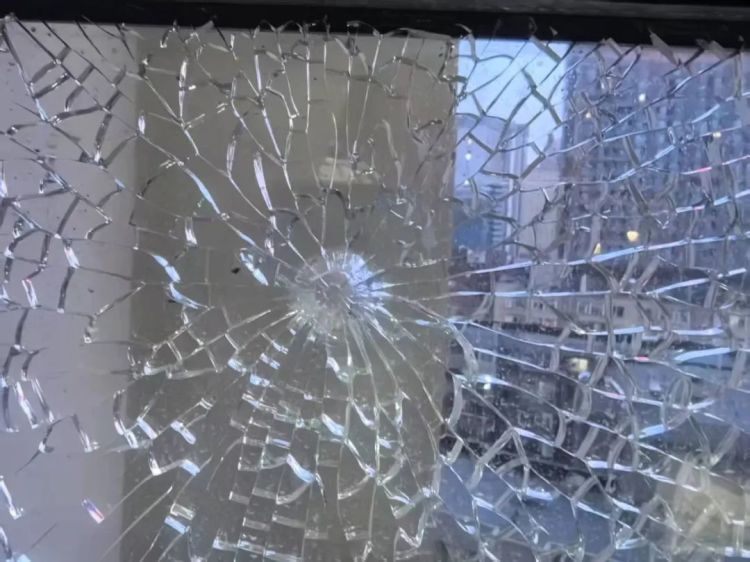 多人报警!家中玻璃频遭不明物体“袭击” 多人报警!家中玻璃频遭不明物体“袭击”