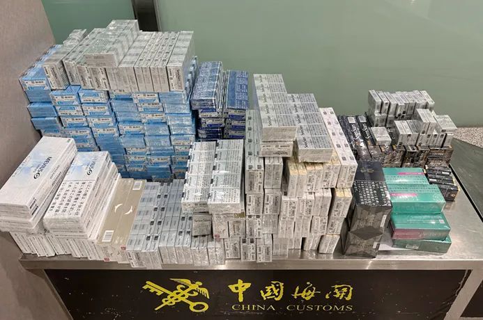 一名入境旅客行李箱机检异常，海关：查获香烟35800支