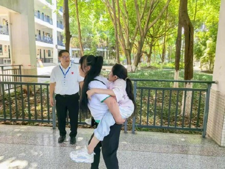 重庆“玻璃娃娃”参加中考了 两代人接力托起她的梦想