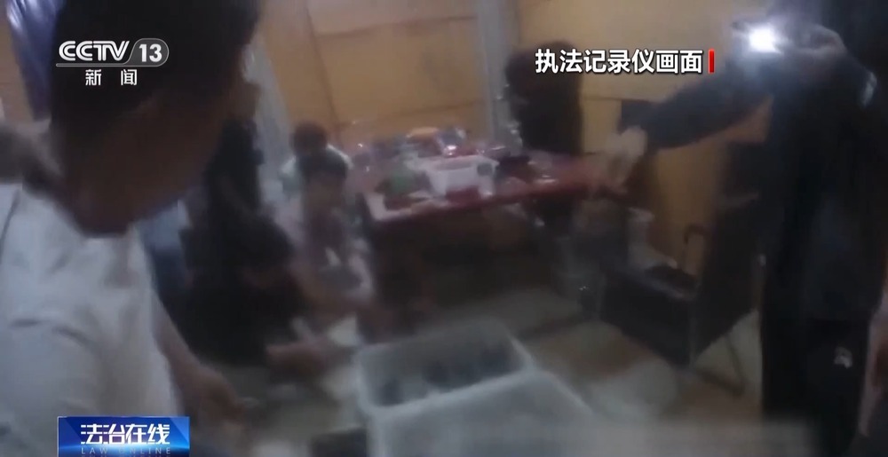 法治在线丨免费翡翠?喷漆石头!直播间“一刀富”全是戏→ 法治在线丨免费翡翠?喷漆石头!直播间“一刀富”全是戏→