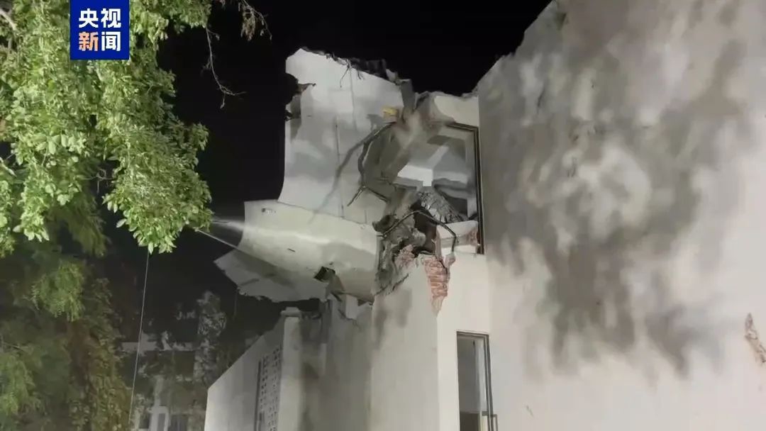 “起飞三十秒后就听到一声巨响”！印度空难男子奇迹生还，客机坠毁全程监控曝光