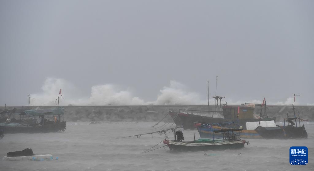 台风“蝴蝶”给海南带来强风雨