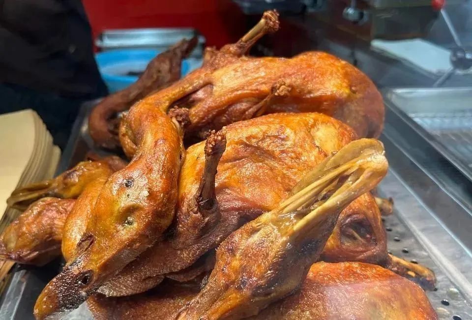 为什么一只活鸭上百元，一只烤鸭只要25元？