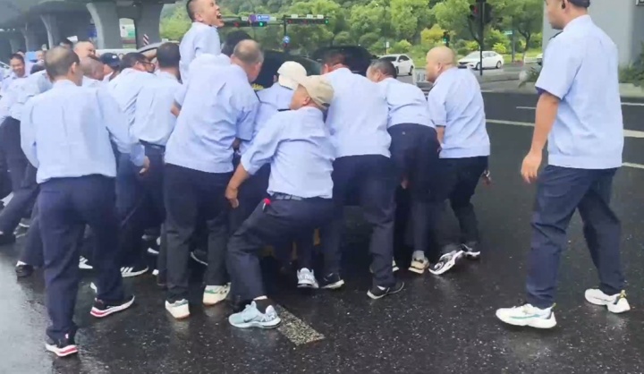 事发杭州街头！40多个人冲进马路！这一幕，太燃了！