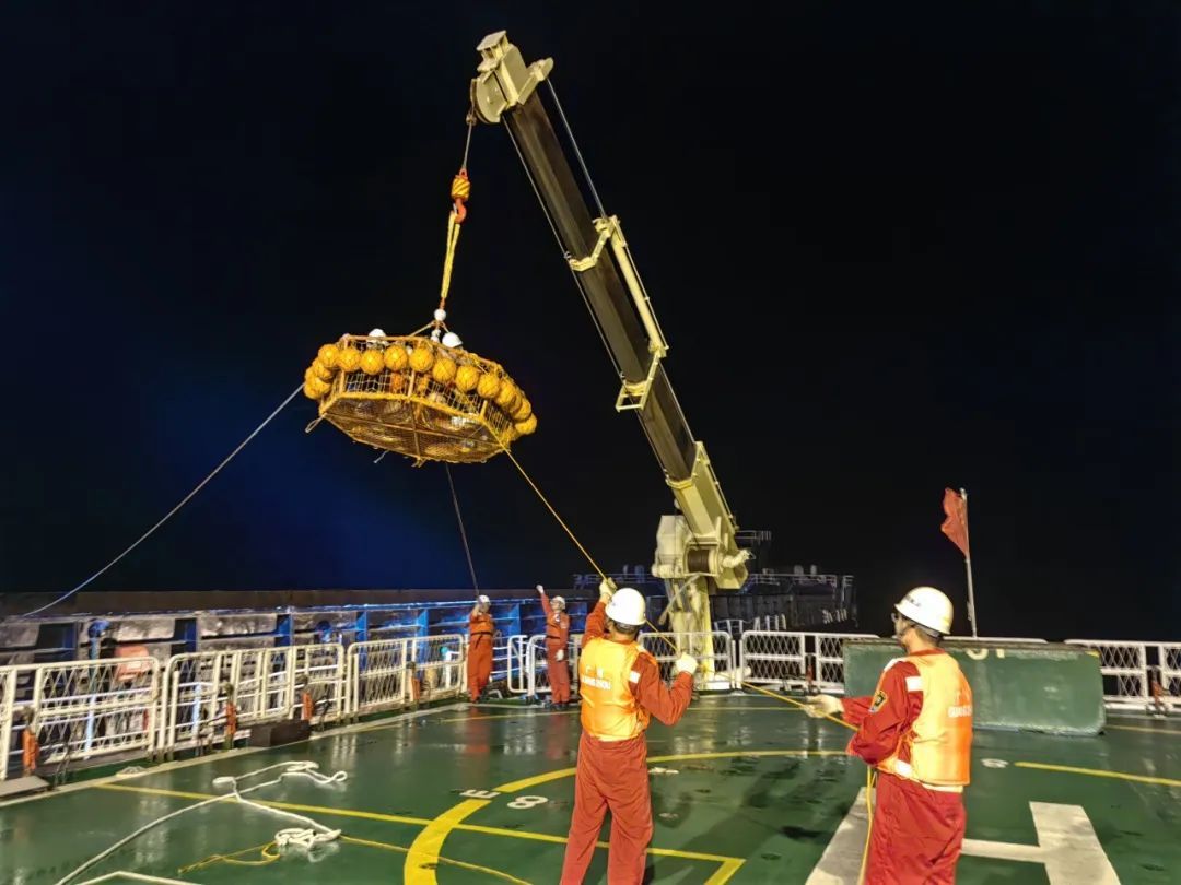 台风“蝴蝶”来袭！南海救助局转运12名遇险船员