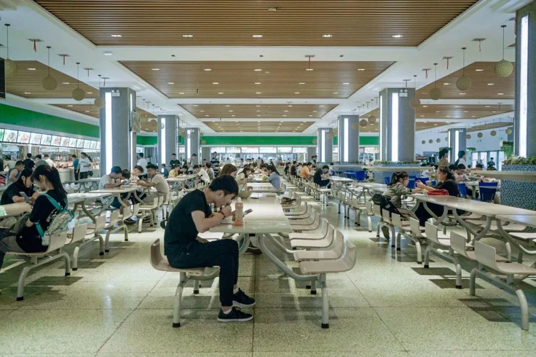 食堂吃饭时突遭鱼刺卡伤！食道破裂、胸腔感染，住院75天！算工伤吗？法院判了→