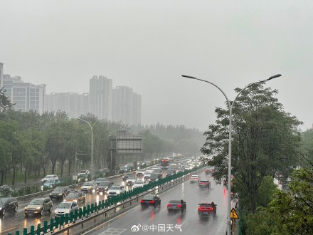 今晨北京多地现较强降雨 部分路段出现积水