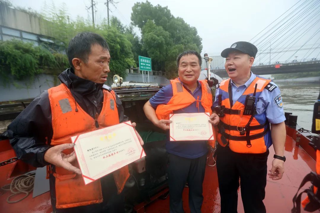 突然被杭州警方截停!船老大蒙了,原来是...... 突然被杭州警方截停!船老大蒙了,原来是......