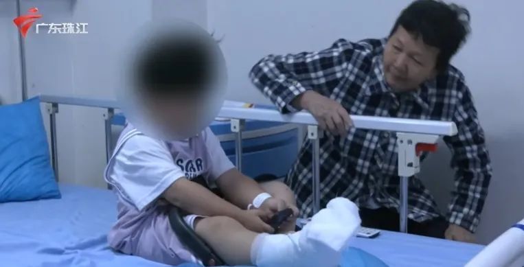 又是洞洞鞋惹的祸！广东3岁女童被电梯夹断脚趾，家长悔不当初