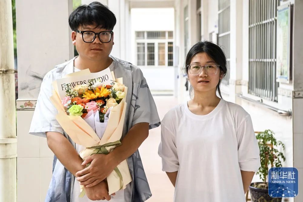 火遍全网的“扁担女孩”，婉拒资助后，找了一份暑假工，时薪12元