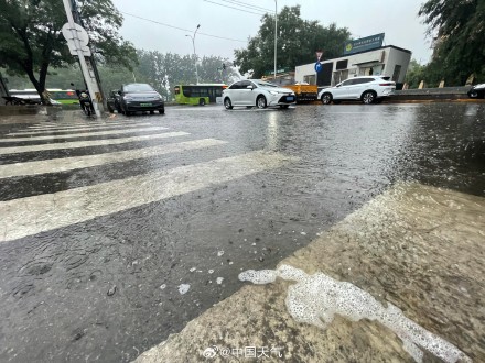 今晨北京多地现较强降雨 部分路段出现积水