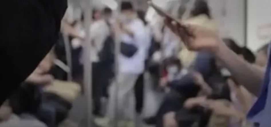 地铁内，男子的恶劣行为引公愤！还向劝阻者索赔3万元？法院判了！