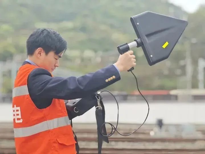 8年43次!这个铁路小伙儿,好样的! 8年43次!这个铁路小伙儿,好样的!