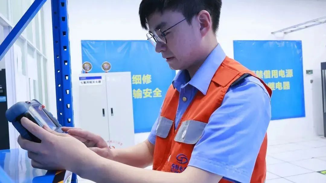 8年43次!这个铁路小伙儿,好样的! 8年43次!这个铁路小伙儿,好样的!