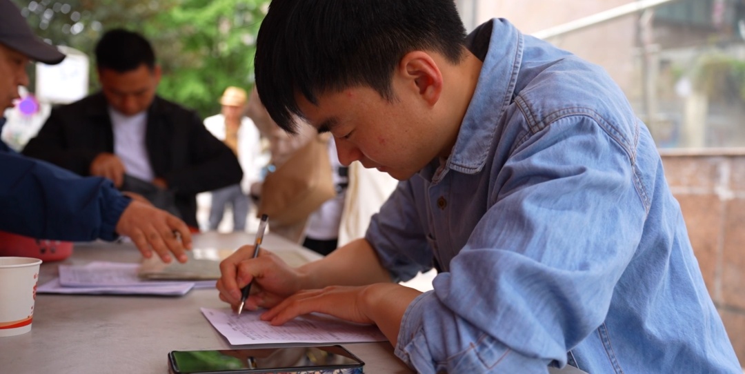 8年43次!这个铁路小伙儿,好样的! 8年43次!这个铁路小伙儿,好样的!