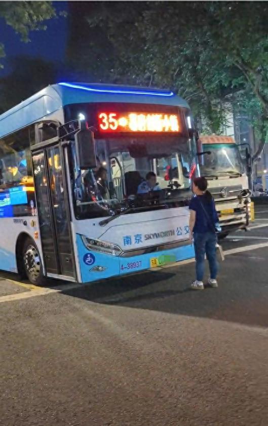 公交车已驶离站台,女子当街拦停要求上车?双方僵持十多分钟,南京公交回应 公交车已驶离站台,女子当街拦停要求上车?双方僵持十多分钟,南京公交回应