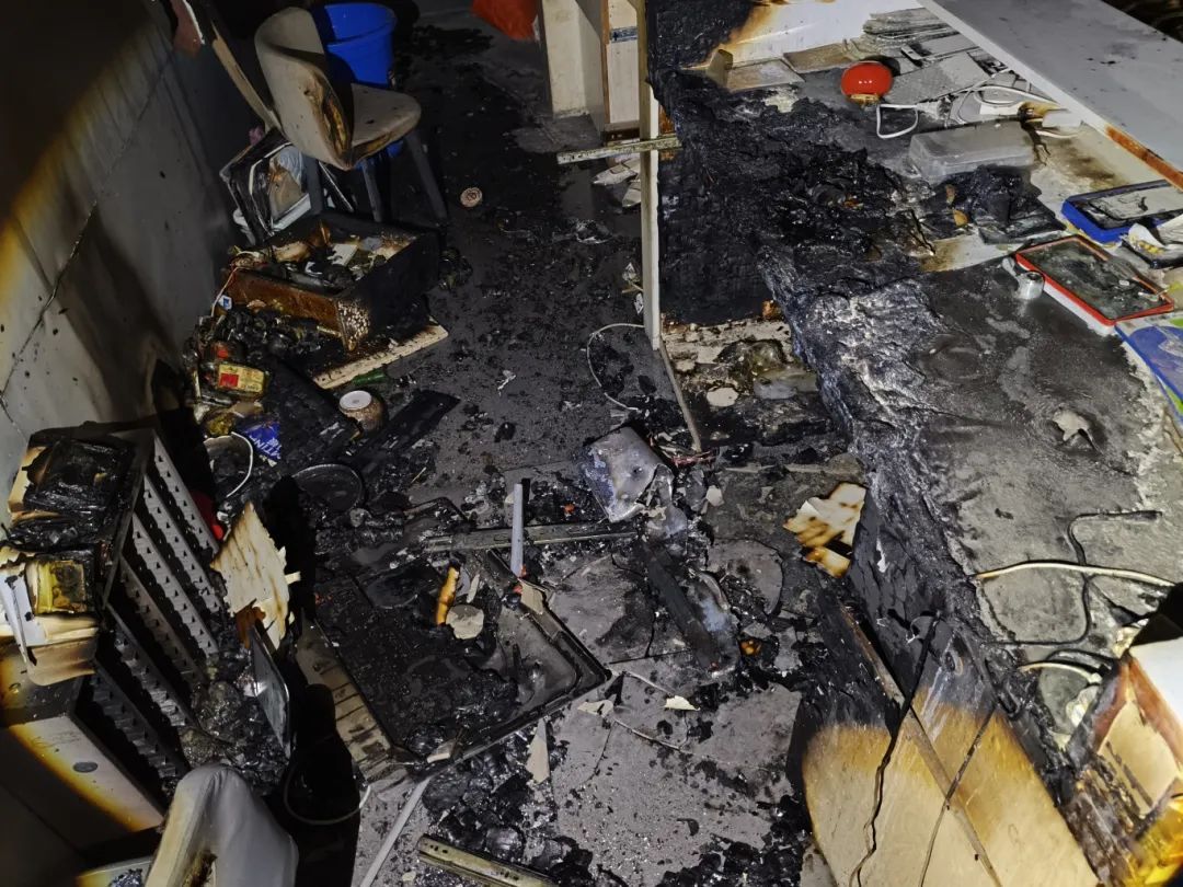 手机店凌晨冒出阵阵黑烟!近期多发,高度警惕 手机店凌晨冒出阵阵黑烟!近期多发,高度警惕