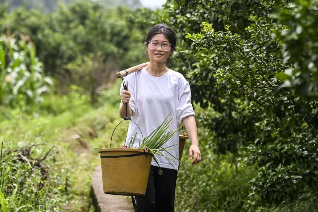 全网追的“扁担女孩”，找到了！