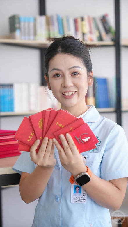 穿护士服的“小熊猫” 十年献出全身血量