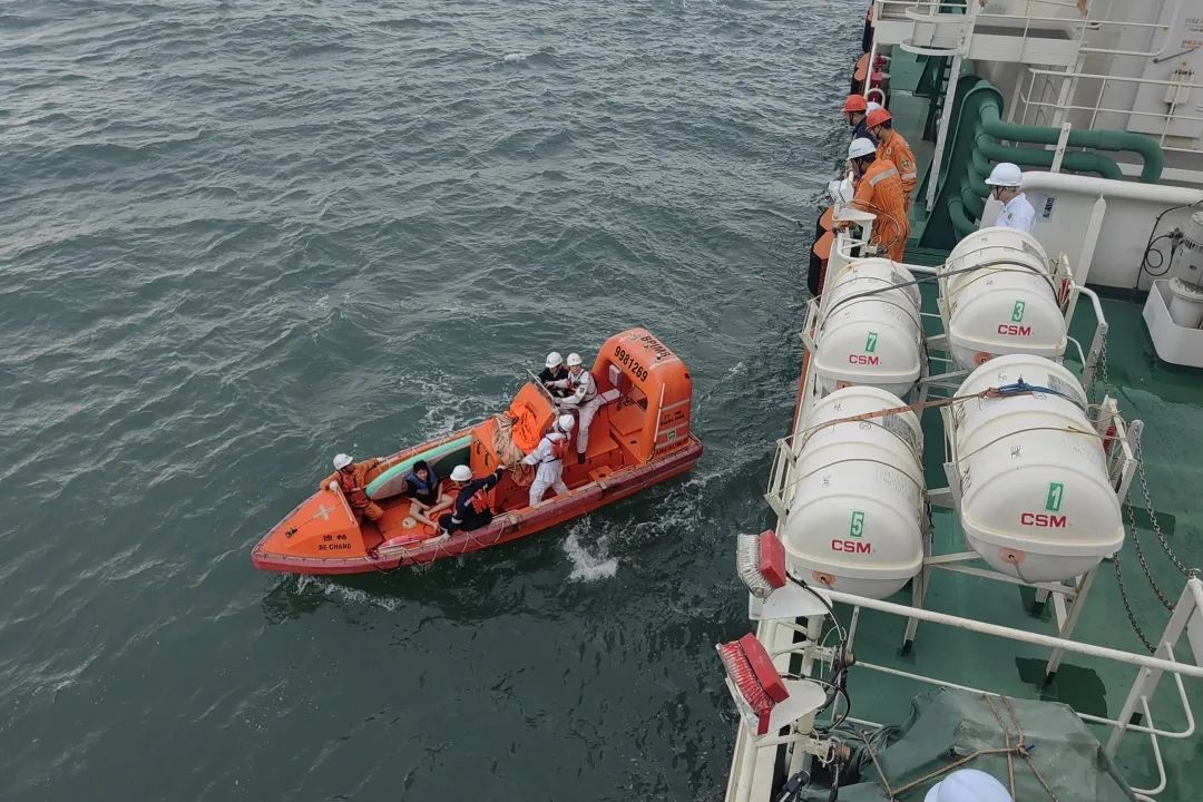 10岁小孩哥台风天海上漂流5小时被救