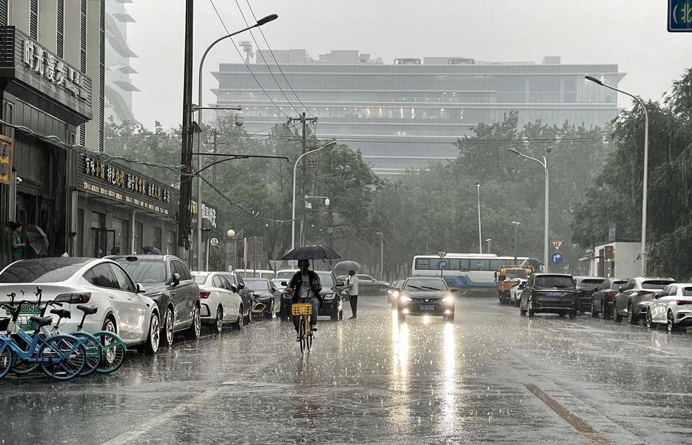 四预警生效中！北京多地现较强降雨 出行注意安全