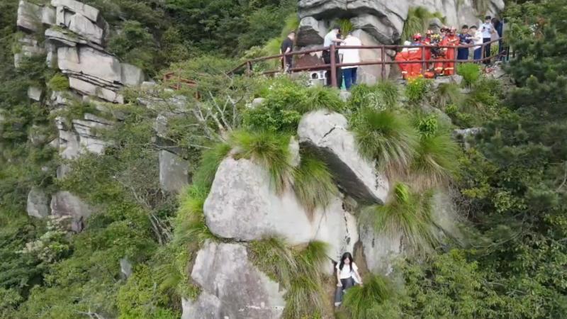 江西庐山:游客翻越护栏捡手机被困数十米高崖壁 消防员绳索垂降救援 江西庐山:游客翻越护栏捡手机被困数十米高崖壁 消防员绳索垂降救援