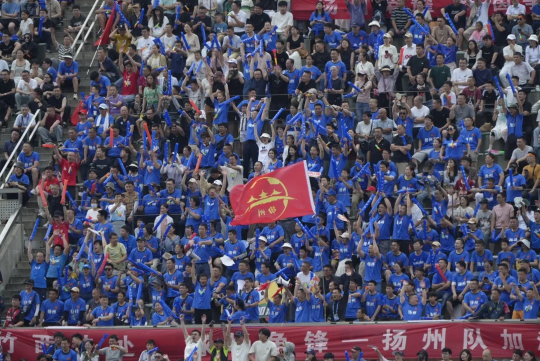 扬州队VS泰州队，1:1战平！现场球迷超20000人，呐喊声一波接一波