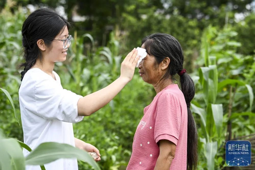 火遍全网的“扁担女孩”，婉拒资助后，找了一份暑假工，时薪12元