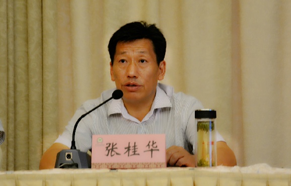 张桂华生活腐化，追求低级趣味，长期沉迷打牌赌博，被开除党籍