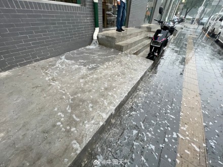 今晨北京多地现较强降雨 部分路段出现积水