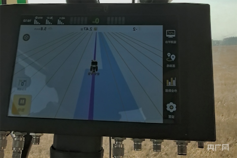 北斗导航绘制“丰收图景” 农机驰骋助力“三夏”颗粒尽归仓 北斗导航绘制“丰收图景” 农机驰骋助力“三夏”颗粒尽归仓