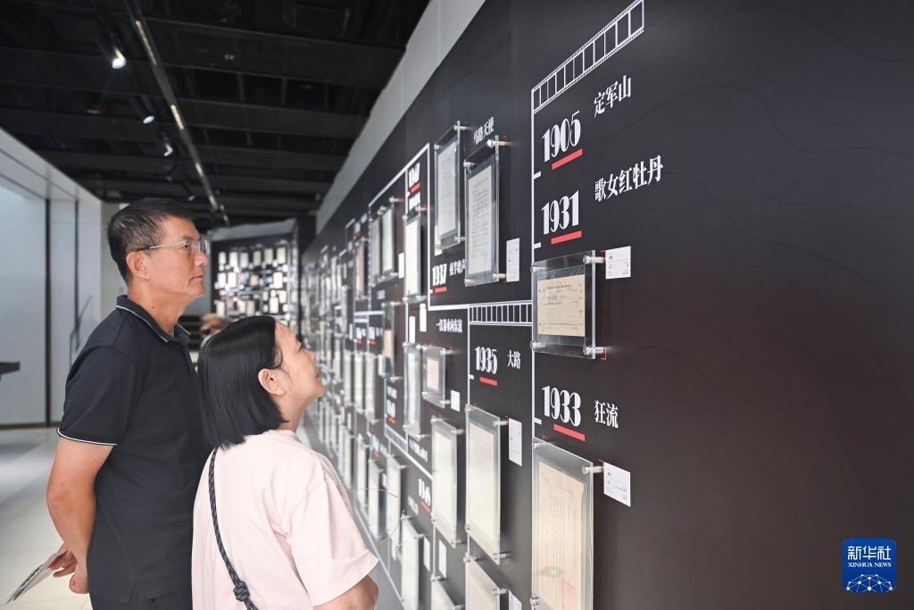 纪念中国电影诞生120周年艺术展在沪举办 纪念中国电影诞生120周年艺术展在沪举办