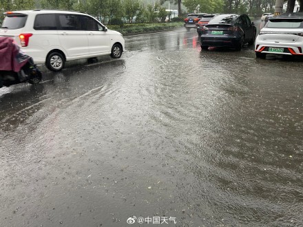 今晨北京多地现较强降雨 部分路段出现积水