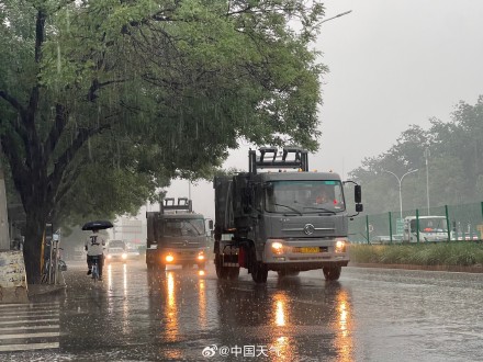 今晨北京多地现较强降雨 部分路段出现积水