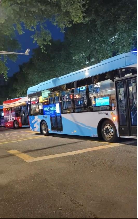 公交车已驶离站台,女子当街拦停要求上车?双方僵持十多分钟,南京公交回应 公交车已驶离站台,女子当街拦停要求上车?双方僵持十多分钟,南京公交回应