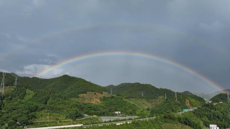江西安远：雨后出现罕见“双彩虹”景观