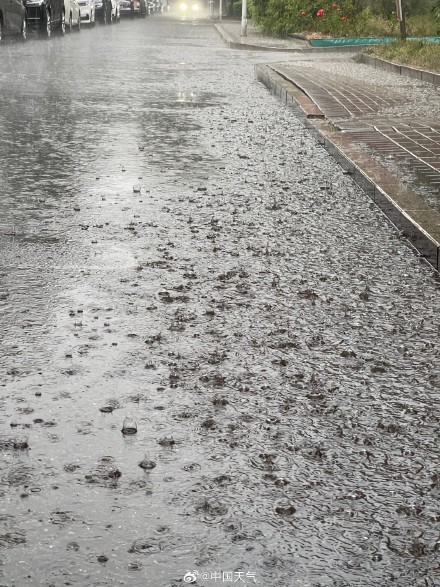 今晨北京多地现较强降雨 部分路段出现积水