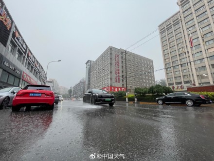 今晨北京多地现较强降雨 部分路段出现积水