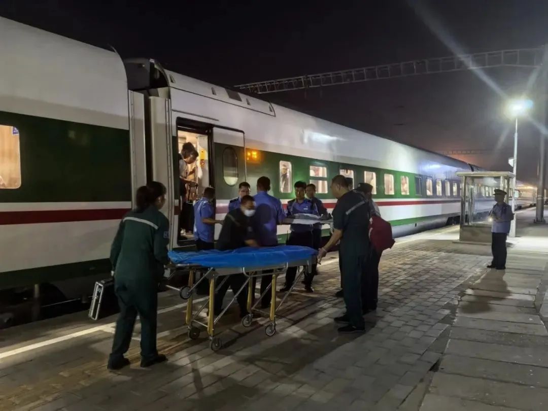 D267次列车,紧急临停定州站…… D267次列车,紧急临停定州站……