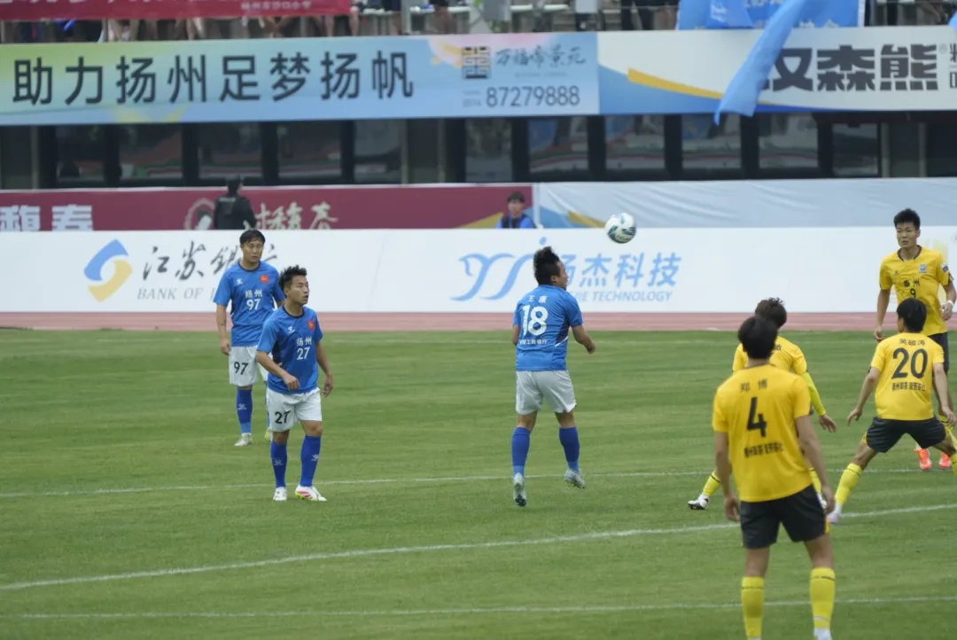 扬州队VS泰州队，1:1战平！现场球迷超20000人，呐喊声一波接一波