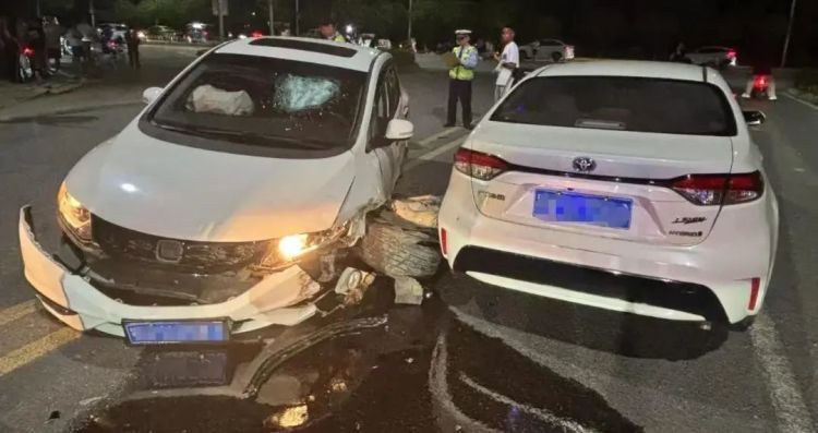 他被顶在引擎盖上冲出600多米!重伤仍未苏醒…… 他被顶在引擎盖上冲出600多米!重伤仍未苏醒……