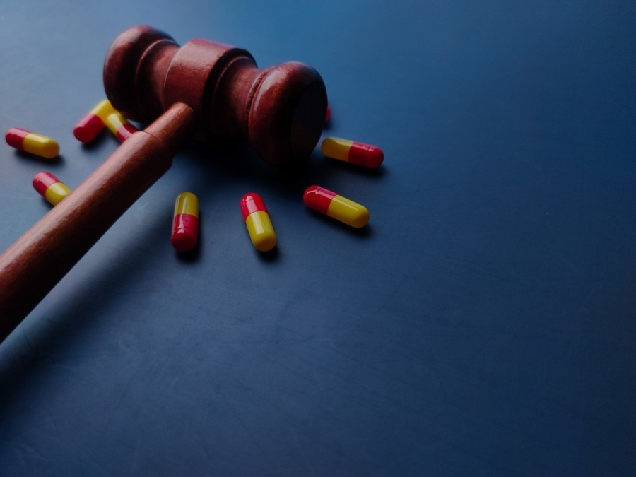 发生交通事故后，保险公司称非医保用药不赔？上海法院判决：该赔
