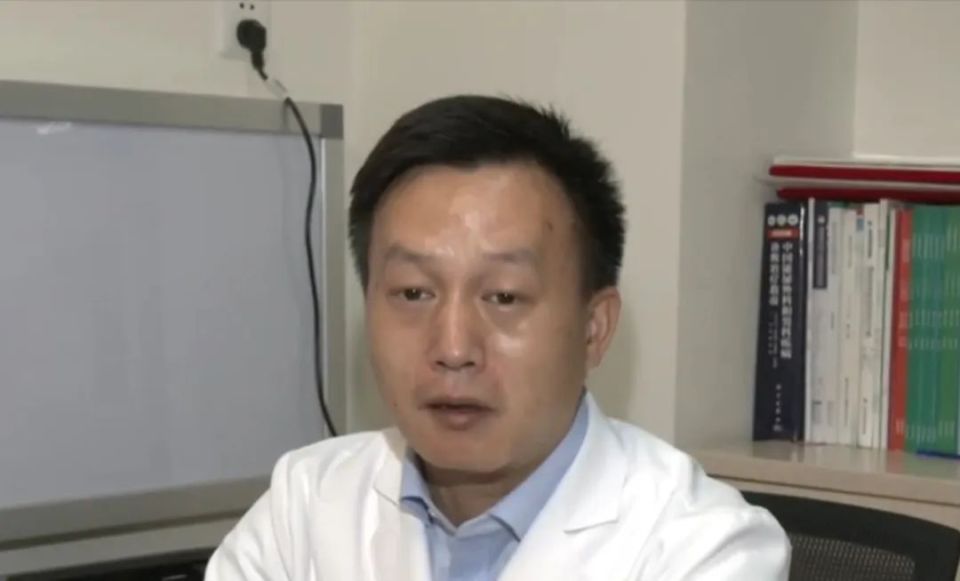 又是洞洞鞋惹的祸！广东3岁女童被电梯夹断脚趾，家长悔不当初