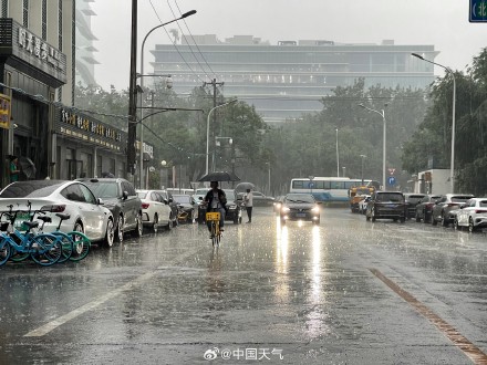 今晨北京多地现较强降雨 部分路段出现积水