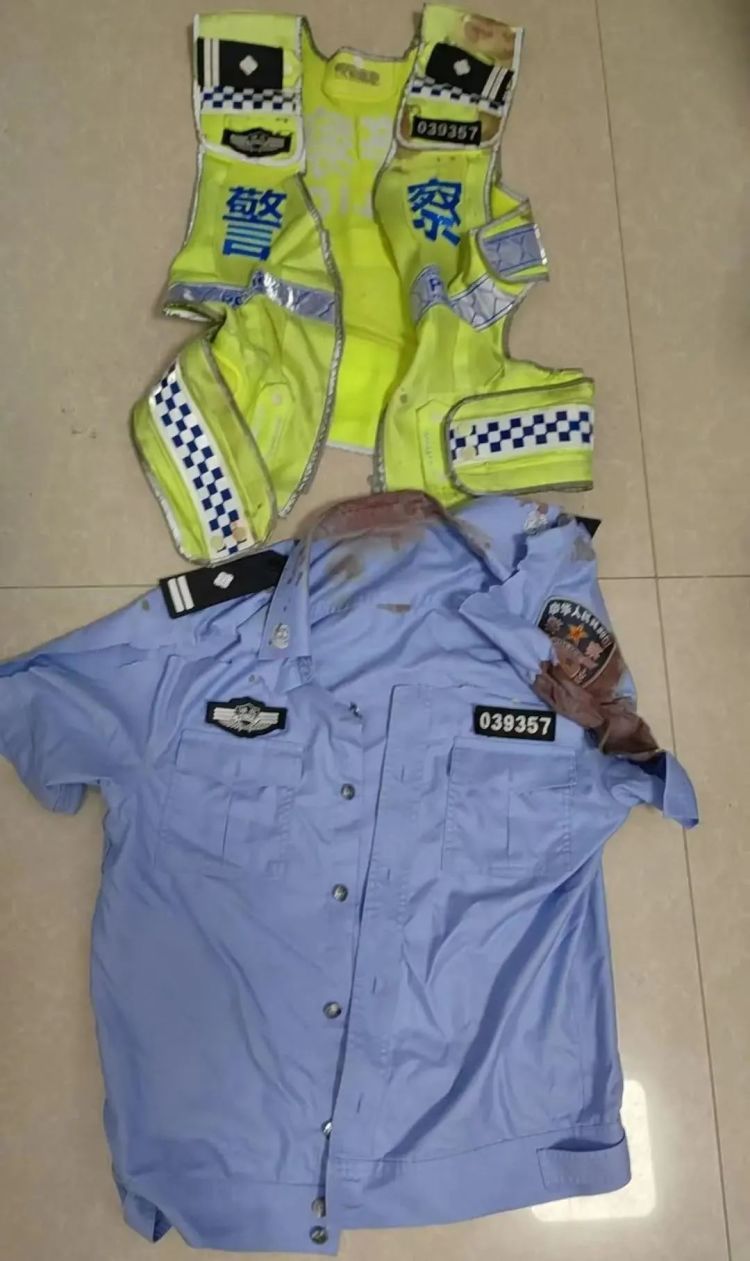 他被顶在引擎盖上冲出600多米!重伤仍未苏醒…… 他被顶在引擎盖上冲出600多米!重伤仍未苏醒……