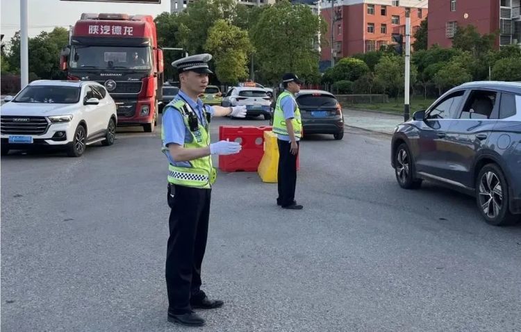 他被顶在引擎盖上冲出600多米!重伤仍未苏醒…… 他被顶在引擎盖上冲出600多米!重伤仍未苏醒……