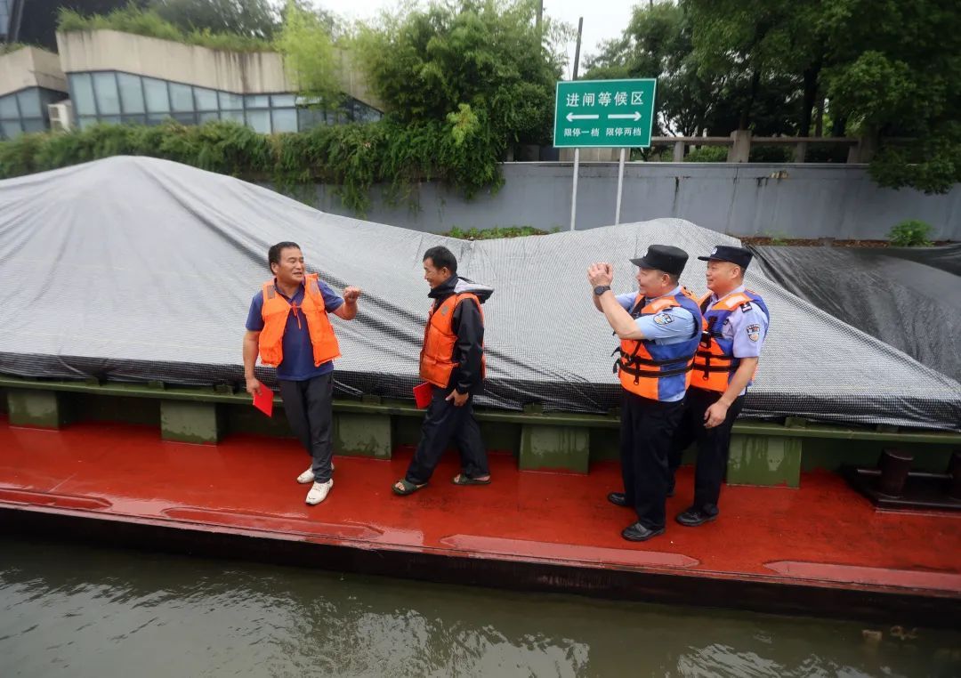 突然被杭州警方截停!船老大蒙了,原来是...... 突然被杭州警方截停!船老大蒙了,原来是......