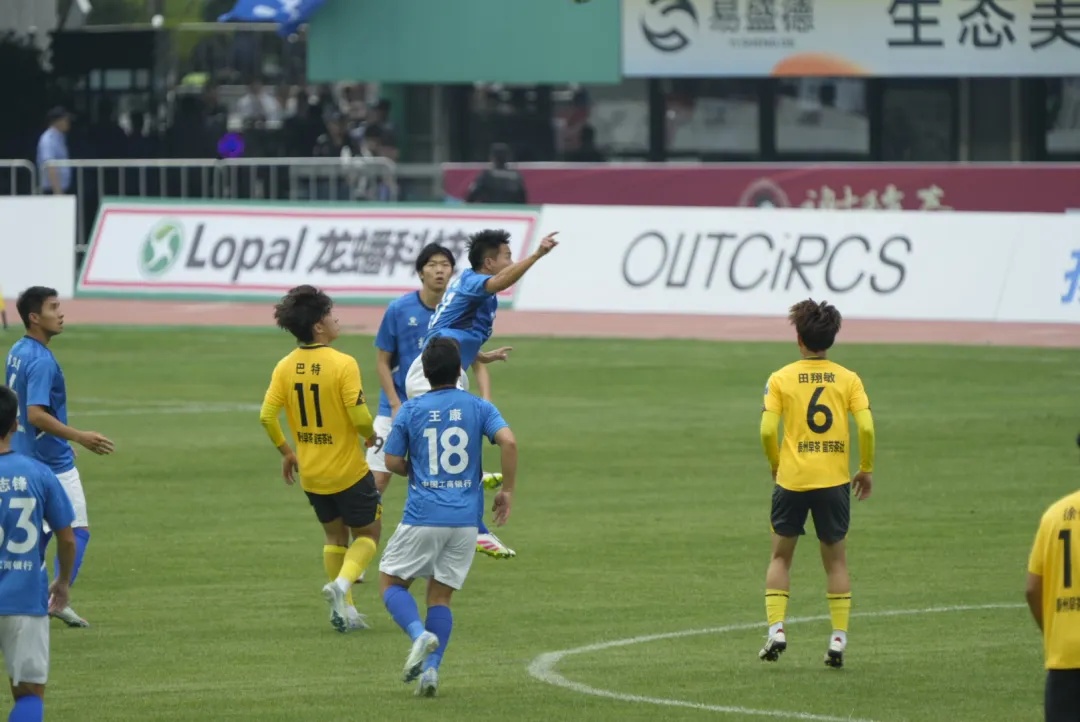 扬州队VS泰州队，1:1战平！现场球迷超20000人，呐喊声一波接一波
